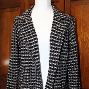Black & white design zip up sweater/jacket. 2 zip pockets, Roz & Ali